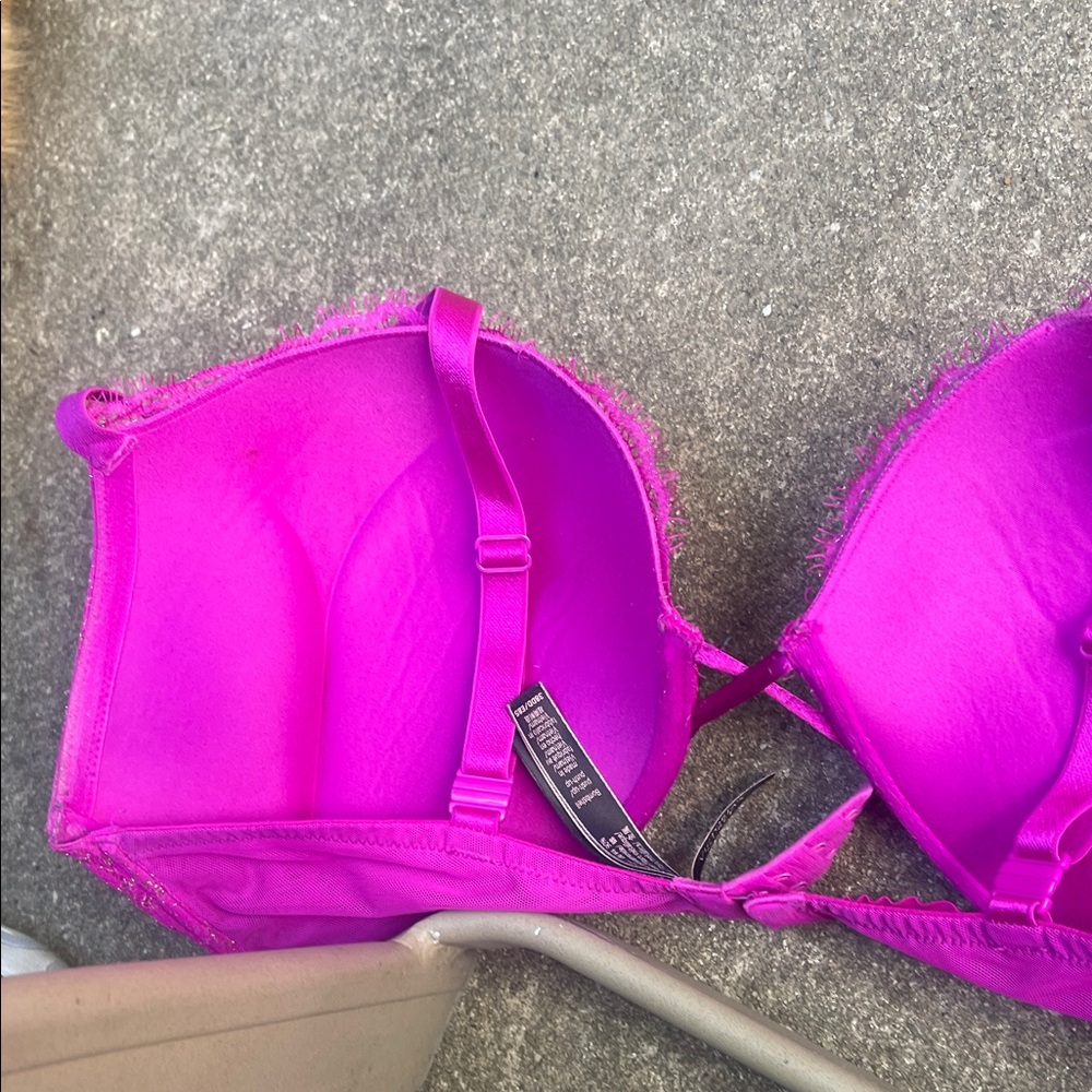 Victoria's Secret Fuchsia Lace Bras 38DD 3 total PREOWNED!! - Picture 3 of 13